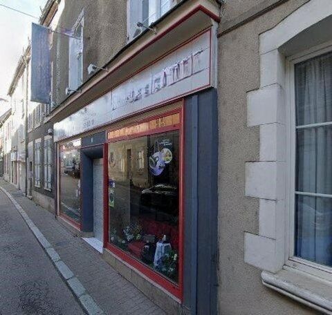 2 immeubles de rapport, surface utile de 235m2 dont 1 logement et un garage vendus loués + 1 local commercial et 3 plateaux