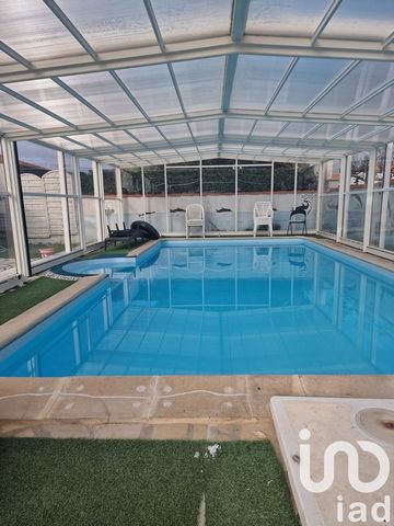 iad France - Sabrina Achour vous propose: Située au calme, à proximité du parc de Nieul-sur-Mer, cette maison de 145 m² offre un cadre de vie agréable et fonctionnel. Au rez-de-chaussée, vous découvrirez trois chambres, une salle d’eau, un séjour tra...