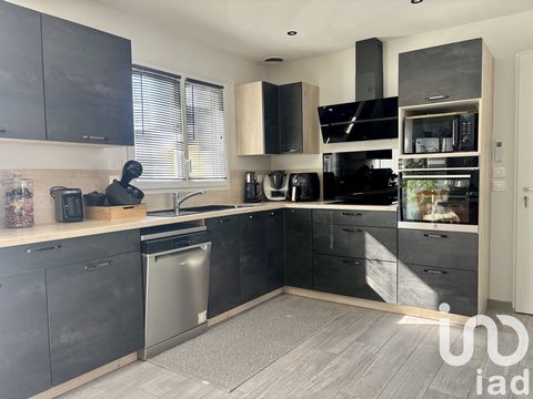 iad France - Florian Delanoe vous propose: Maison moderne avec studio indépendant – 110 m² au total sur terrain de 500 m² Située dans un quartier très calme et sécurisé, cette maison récente (construction 2022) offre un cadre de vie agréable et confo...