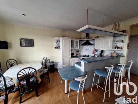 iad France - Jean-Marie Fournier vous propose: Superbe appartement rénové de 72m² situé au 3ème étage d'un immeuble de 3 niveaux à Dinard 100m de la grande plage. Cet appartement de 4 pièces offre un espace de vie lumineux et agréable, idéal pour acc...