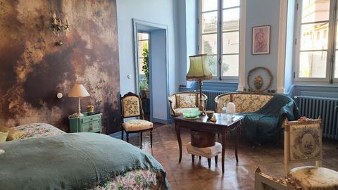 Bien d'exception au cur de Caussade  345 m² rénovés avec soin et conformité  Combles aménageables (~80 m²)  DPE A  Jardin  Dépendances & double garage non attenant