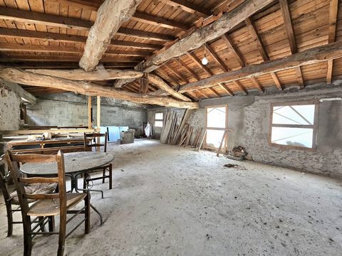 Bâtisse en pierre à rénover avec jardin