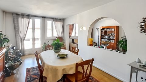 Bel appartement de 86m2 avec cave et garage situé au sud de Limoges à 4 minutes du centre ville et proche des bords de Vienne. Vous apprécierez la pièce de vie lumineuse, la cuisine séparée offrant un espace dinatoire pour 4 personnes et les 3 chambr...