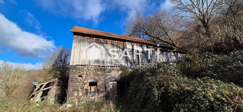 Grange à rénover entièrement sur terrain 740 m² au calme, beau potentiel.