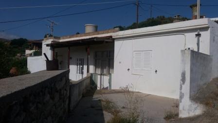 Chamezi Maison traditionnelle avec jardin à Chamezi. Il fait 112m2 avec cuisine, un salon avec cheminée, trois chambres et une salle de bain. Il y a un couloir, deux petits débarras, une véranda et un grand jardin d'environ 190m2 avec des arbres frui...