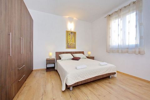 Simple y tranquilo, este apartamento de 2 dormitorios en Bibinje tiene capacidad para 6 personas y es perfecta para una familia que viene en un descanso de la estresante vida de la ciudad. Cuenta con un jardín compartido y una terraza techada privada...