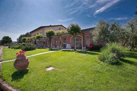 Située dans la belle ville de Braccagni, cette maison de vacances climatisée se trouve dans un complexe doté d'un centre de bien-être, d'une piscine, d'un jacuzzi extérieur et d'un grand jardin. Visitez la côte toscane (15 km) où vous trouverez de be...