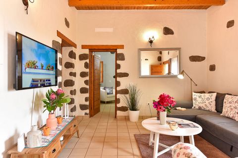 The perfect place to relax! This attractive holiday home with private swimming pool is quietly located in the eastern part of Gran Canaria, near the town of Ingenio. It is an authentic and traditional house with large terraces and a beautiful solariu...