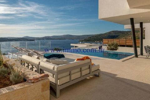 We sell an extremely spacious newly built villa, situated near costal town of Rogoznica. Thanks to the fact that it was built on elevated ground, the entire villa offers wonderful views of the sea, islands and surroundings. Villa has three floors con...
