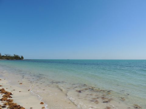Удивительный пляж собственности в тихом поселении Станиард-Крик, остров Андрос; также иззнают как 