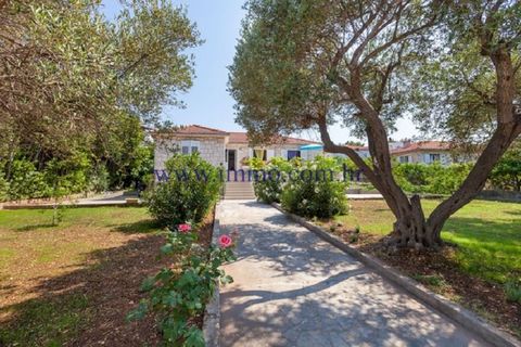 Zum Verkauf steht ein schönes Steinhaus in einer lebhaften Stadt Supetar auf der Insel Brač. Kristallklares Meer und schöner Strand sind nur 90 Meter entfernt. Das Haus wurde im mediterranen Stil als hohes einstöckiges Gebäude gebaut, das durch Außen...