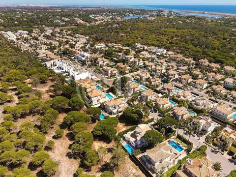 Plot of land, 805 sqm, with permit to build a villa of up to 322 sqm for housing plus basement, in the Urbanização Varandas do Lago, Ancão, located in the prestigious Golden Triangle in Almancil, Algarve. The Urbanização Varandas do Lago is consolida...