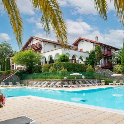 The Maldagora Villa, overlooking the Nivelle golf course and the bay of Saint-Jean-De-Luz, enjoys a peaceful and rejuvenating environment. Its architecture harmoniously combines the Belle Epoque and the Basque references such as timbering and terraco...