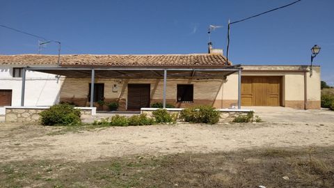 Spacious country house in a peacefull location of the country side of Alpera with good views Here there is a communal well that has an abudance of water for all the houses around in this area There is a lounge kichen larder 3 bedrooms bathroom garage...