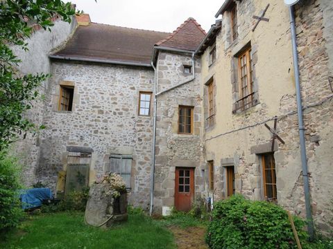 Treat yourself to a page of history in the heart of the Combrailles! It is in the heart of the village with all the local shops and schools for your children that we discover this large house with medieval character. Initially built in the sixteenth ...