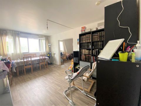 In the town of Epinay sur seine close to amenities (schools, shops,...) and at least 10 minutes walk from the station of Epinay - Villataneuse. An apartment type F4 sold rented located on the 1st floor with elevator including: Entrance, an independen...
