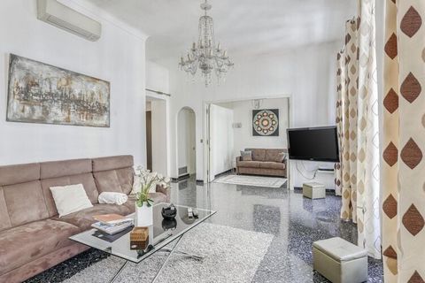Strategically located near beaches and facilities, this apartment in Nice ticks off all boxes for a traveller. The 2 bedrooms can house 6 people, making it well-suited for a large family. There is a balcony, where you can sit and sip your coffee afte...