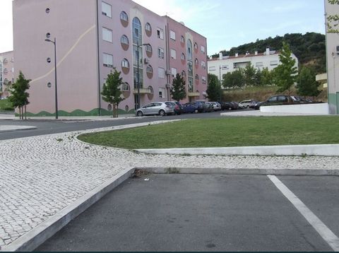 Large basement in residential building near Hospital de Santarém, with outdoor parking Basement with 141.3m2, prepared for connection of light and water. Ideal for offices or warehouse. Quiet area, near the Hospital de Santarém, Hotel, Garden and oth...