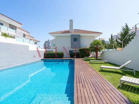 SIND SIE AUF DER SUCHE NACH EINER VILLA MIT 4 SCHLAFZIMMERN IN ESTORIL IN EINER GESCHLOSSENEN WOHNANLAGE MIT SWIMMINGPOOL? Die Villa hat eine ausgezeichnete Lage, nur wenige Schritte vom Strand von Estoril und dem Bahnhof entfernt, was den Zugang zu ...