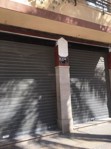 Are you looking for a commercial premises in Gandia to invest in property? We have the perfect opportunity for you This spacious commercial premises, with an area of 759 m2, is located in a privileged area of the city and is for sale. This place is p...