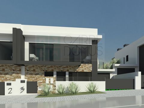 House V4 implanted in plot of 206.19m2 with swimming pool, in Sobreda. Sold in project and the construction will be done a posteriori and delivered with completed after 1 year. Possibility of choosing finishes. The floors are divided into: Floor 0 - ...
