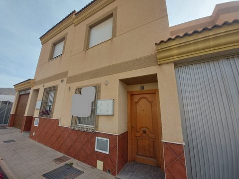 Duplex in Berja ALCAUDIQUE area, with 130 m. of useful surface and 65 meters of garden, 3 bedrooms, 1 bathroom and a toilet, kitchen, living room, laundry room, semi-basement with balcony, terrace and garage. Stoneware floor, pine interior carpentry ...