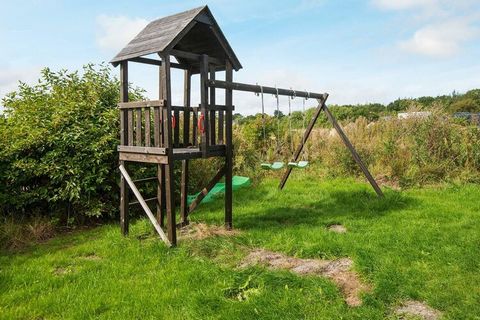 À Fjellerup Strand, vous trouverez ce grand chalet pour 16 personnes avec bain à remous et sauna intérieurs ainsi qu'un bain sauvage extérieur. Dans la maison il y a aussi une salle d'activités contenant tennis de table, billard et fléchettes pour de...