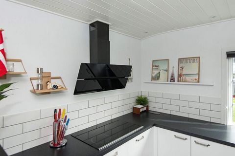 Casa de campo amplia y decorada con colores vivos junto al fiordo Ringkøbing. A finales de 2019, la casa ha sido objeto de una amplia renovación, con una nueva cocina y sala de estar. Al mismo tiempo, se ha instalado aire acondicionado. La casa conti...