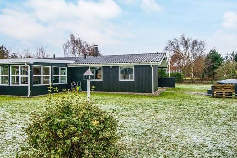 Wohnliches Ferienhaus mit Whirlpool im Außenbereich. Liegt in einem schönen Ferienhausgebiet unweit reizvoller Naturlandschaft, des Nissum Fjordes und der herrlichen Nordseeküste. Das Ferienhaus ist gut eingerichtet und verfügt über drei Schlafzimmer...