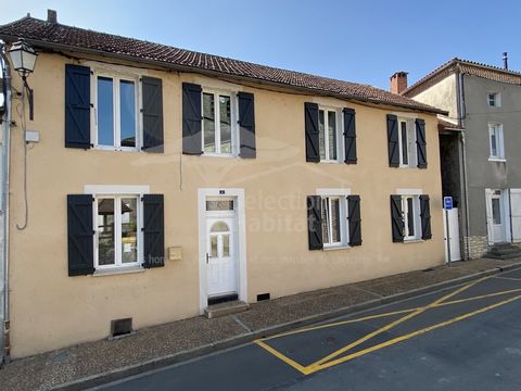 In the heart of a beautiful village in Perigord Nord with school, shops and restaurants, opposite the Romanesque church, a large VILLAGE HOUSE, divided into the main house (one storey, 145 m2) with 2 bedrooms and a large garden, a spacious apartment ...