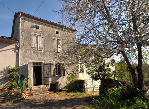 EXCLUSIVE TO BEAUX VILLAGES! Pretty terraced stone-built property, situated in a small hamlet, between Piegut-Pluviers and Busserolles. This little cottage needs to be lovingly restored. The house comprises a living room with open fire place, first f...
