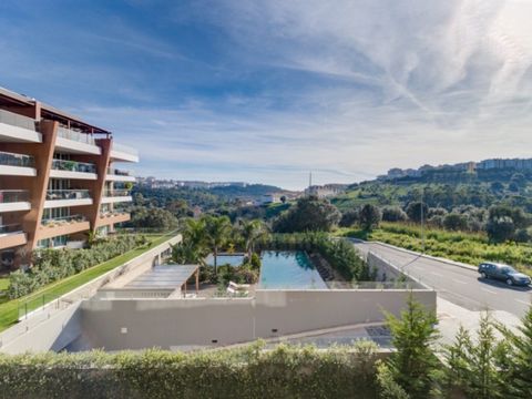 Inserted in one of the best condominiums in Oeiras, with a privileged view over the Jamor valley and the Sea, this apartment, designed by Arq Sidney Quintela, consists of 2 suites (25m2 and 18m2), living/dining room integrated with the kitchen and ha...