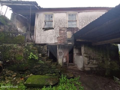 Stone house for restoration in the parish of Lordelo, 10 minutes from the village of Monção. Stone property, fully walled, excellent access, north x south sun exposure, 350 meters above sea level and beautiful views of the mountains. Quiet place, on ...