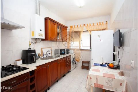 Excellent opportunity, located in a privileged area of Barreiro. 2 bedroom apartment (3 rooms) in excellent condition, located on the 1st floor without elevator, and with great sun exposure. Composed by: -kitchen -1WC -living room -pantry -2 bedrooms...