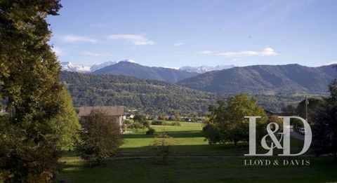 In Sainte Hélène du Lac, this beautiful 540 m2 residence dating from 1840 is ideally located 30 minutes from Chambéry and Albertville, 40 minutes from Grenoble and 10 minutes from Montmélian train station. It offers privileged access to several impor...