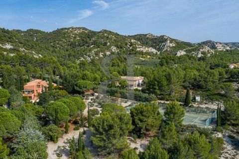 Les baux de provence - exclusive - exceptional location rhinov video and 3d projection available + plans for renovation ideas available from the agency. In the heart of an exceptional site, with a view of the château des baux de provence and the mass...