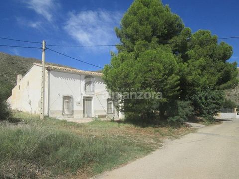 Se vende un cortijo de dos plantas en la aldea rural de Arroyo Albanchez cerca de Cantoria aquí en la soleada provincia de Almería. El Cortijo tiene un patio y un camino de entrada al frente y en la planta baja tiene un área de recepción con habitaci...