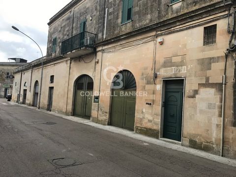 PUGLIA - SALENTO - MURO LECCESE Excellently connected, on a busy road, near the railway station, we offer for sale, in Muro Leccese, a large star-vaulted commercial space with an adjoining apartment on the upper floor. The ground floor building, dati...