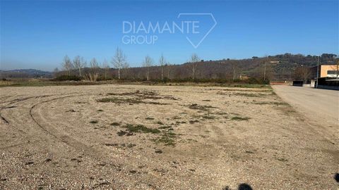 CITTA' DELLA PIEVE, Loc.Moiano: Plot of land of 2545 sq m flat and buildable with approved project for an area of 1270 sq m with building of maximum height 10 mt. And realizable parking area at the border of the lot. Highly visible location.