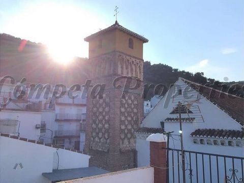 This is one of our traditional townhouses located in the village of Archez, just 10 minutes from the towns of Competa and Sayalonga. The nearest coastal area is just 25 minutes away. The house is distributed on two floors and an upper terrace. The in...