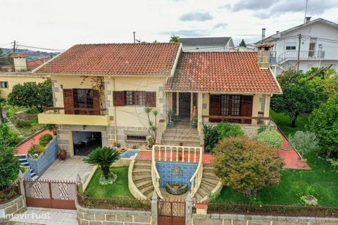   Are you looking for a detached house in a quiet residential area 5 min from the center of Guimarães? I have the ideal solution for you!   This property consists of:   Floor 1 Entrance hall; Kitchen furnished and equipped with hob and oven, also wit...