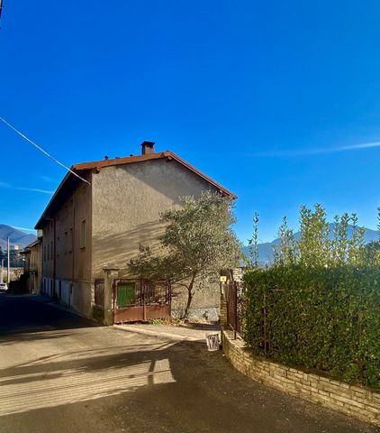 Freehold property: excellent deal in the sunshine of the municipality of Caravate! This property is located in the municipality of Caravate just 5 km away. from Laveno, a popular tourist resort on Lake Maggiore. We would like to underline that being ...
