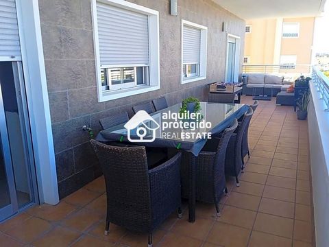 SALE GUARANTEED offers you the following apartment in Elche: With a good location, with access to all services, this apartment has 130m2 built, with a large terrace of 35m2. It has a communal swimming pool, as well as parking. The house was built in ...