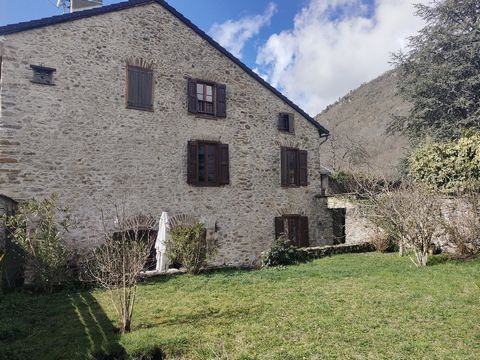 In a mid-mountain village in Ariège where you can go shopping on foot, this old house in the same family since its origin in the 18th century has some arguments to appeal to lovers of ancient stones. Omnipresent fireplaces, high ceilings, beautiful o...