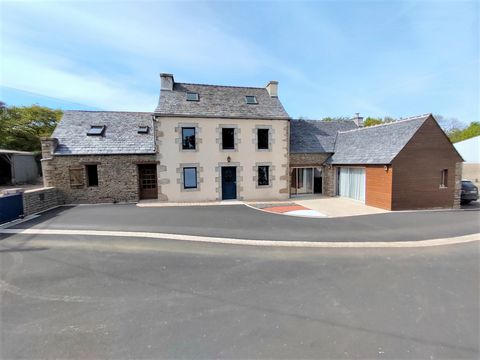 As usual, 50/50 IMMOBILIER guarantees you the lowest prices on the market and offers you this large property with its outbuildings: An exclusive and privileged place to live. In a quiet and rural environment near the big cities (Morlaix and Landivisi...