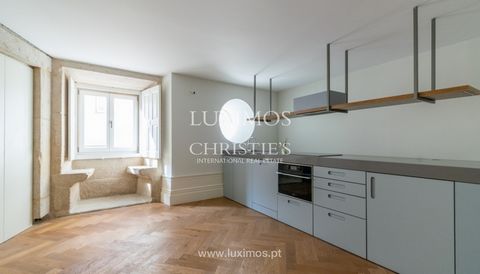 Situated on a bustling street in the historic core of Porto , this magnificent apartment is sure to astound you. The communal area of this contemporary apartment is designed with an open layout , combining the living room and kitchen , while the suit...