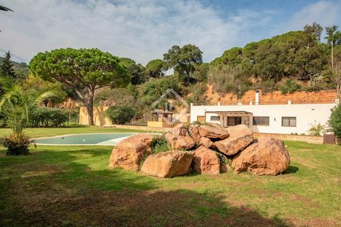 Lucas Fox presents Villa Marisa, an attractive villa built on a 5,000 m² plot that is made up of two homes: the first with a total of five bedrooms and two bathrooms; and the second has an area of 50 m², with a bedroom and a bathroom. In addition, we...
