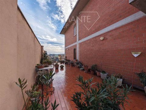 Castiglione del Lago, Loc. Macchie: First floor flat of 100 sqm approx. composed of: entrance and hallway, kitchen, living room with fireplace, two double bedrooms, study, utility room and bathroom. Garage on the ground floor. The property includes a...
