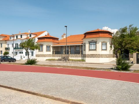 Beautiful villa in Granja, 1st line from the sea, with excellent garden, in good condition. Magnificent example of 'Soft Portuguese' style architecture, with 2 turrets on the front facade. The ornamental elements present in the style are taken from t...