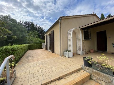 Spacious house of 130m² of living space. South facing, view of the Pyrenees, composed of 3 bedrooms, 1 kitchen and 1 living room of 36m². Studio outbuilding of 31 m² and garage of 26m².
